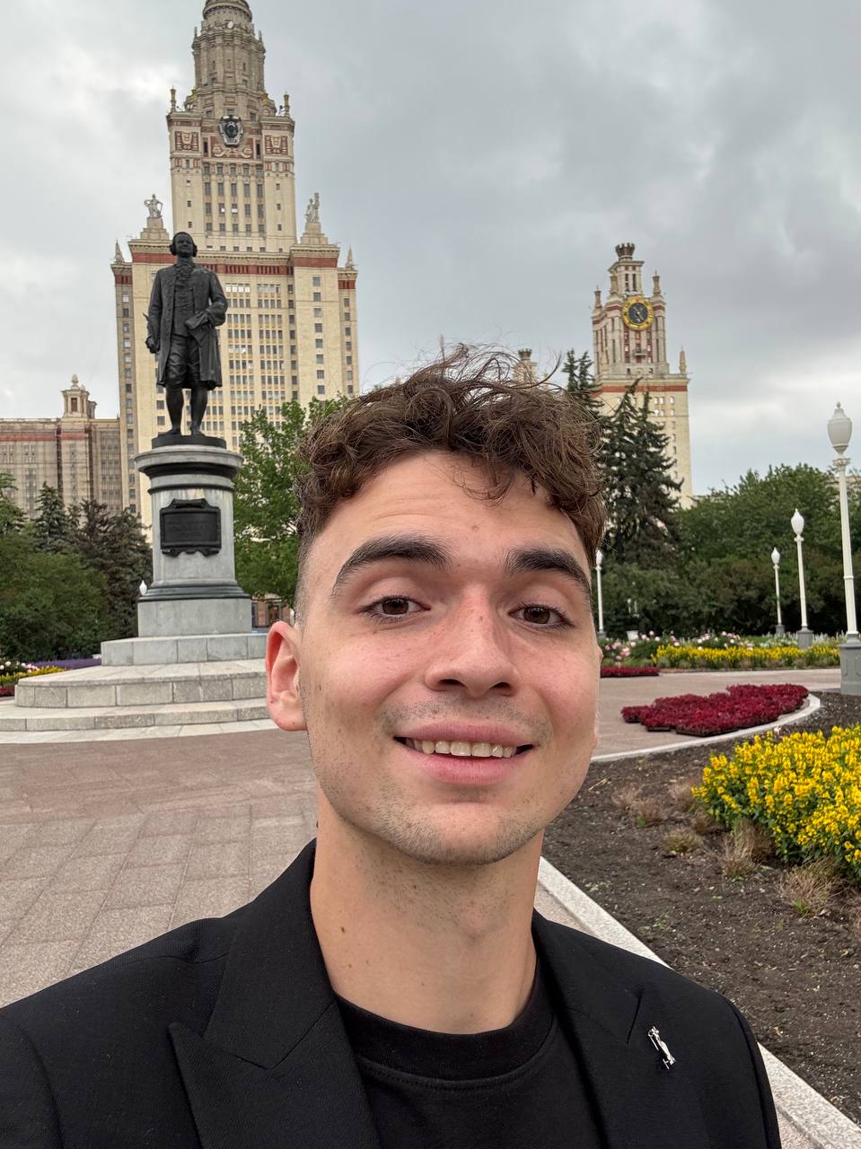 Обожаю сталинский ампир… 😍
Гуляем сейчас по МГУ им. М.В. Ломоносова, такое вдохновляющее место 🤩 | Сетка — социальная сеть от hh.ru