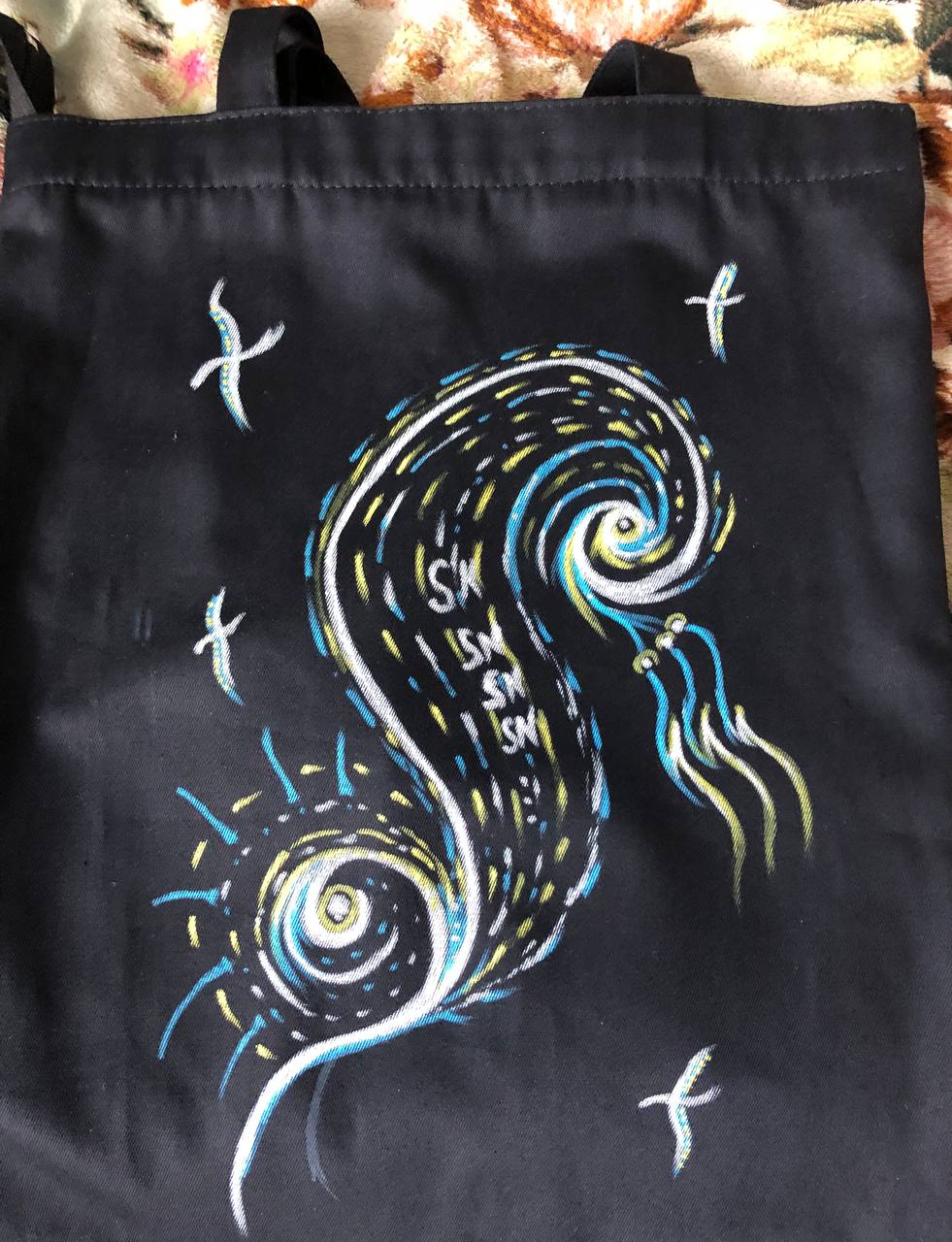 ⬛️Летом чёрный цвет не в моде
Я с этим согласна.
🔆⭐️🎨Но если добавить в чёрную одежду или аксессуары яркие детали, она заиграет по-новому.
Чёрный шоппер стал… аксессуаром с авторским принтом | Сетка — социальная сеть от hh.ru