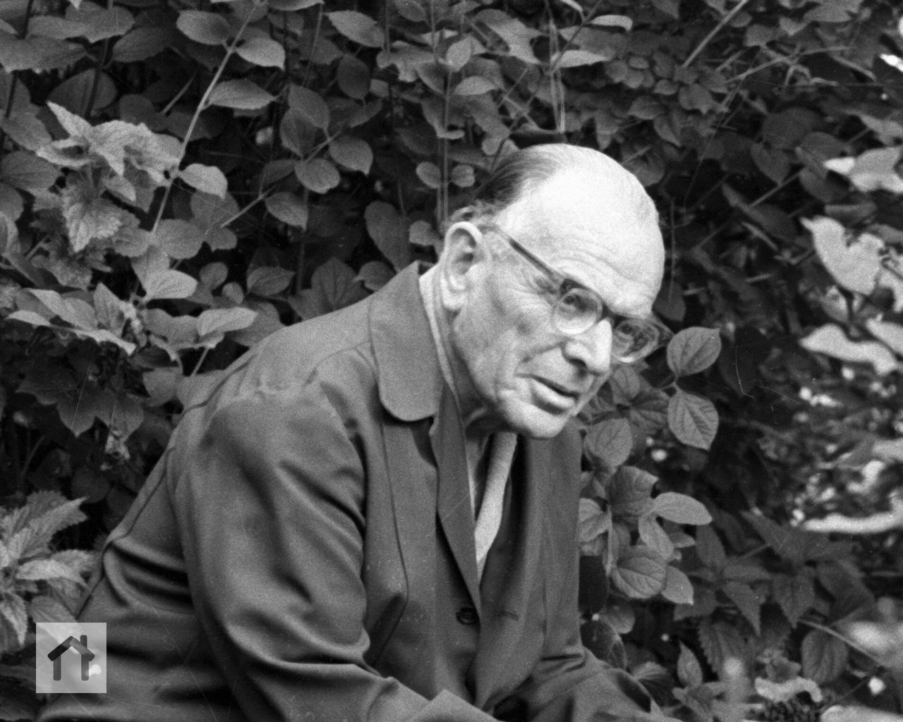 Я заметил, что охотнее всего русский человек разговаривает в поездах и трактирах.
Константин Паустовский
Ещё главу и спать ( 📚
В этом посте были ссылки, но мы их удалили по правилам Сетки | Сетка — социальная сеть от hh.ru