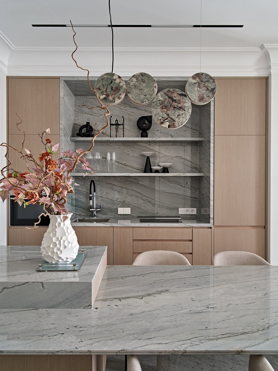 Для отдыха семьи с четырьмя детьми на берегу реки дизайнер Екатерина Реброва создала не просто временное жилье, а настоящий дом с продуманной планировкой и теплой атмосферой | Сетка — социальная сеть от hh.ru