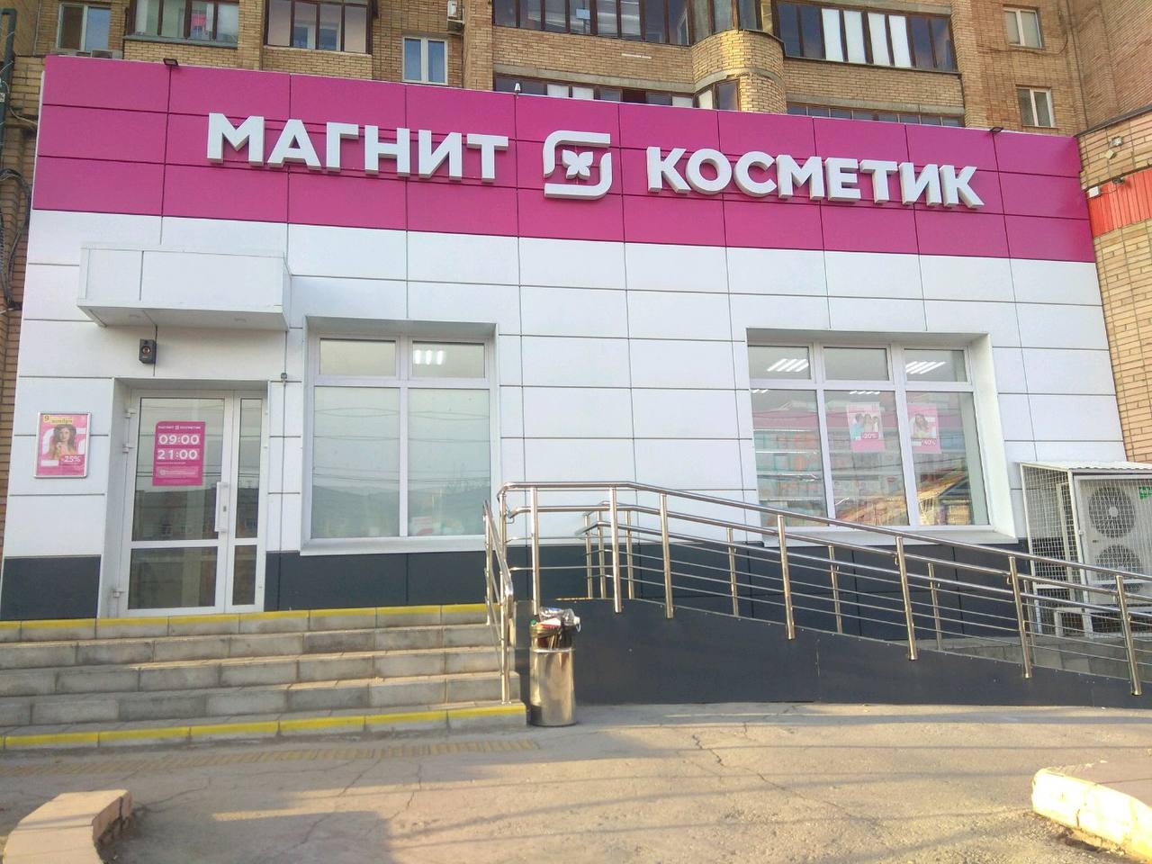 слева вывески во всех городах России | справа вывески в Рыбинске 🐠
В городе Рыбинск все вывески оформлены в старинном (дореволюционном) стиле по инициативе местного музыканта Мити Кузнецова | Сетка — социальная сеть от hh.ru