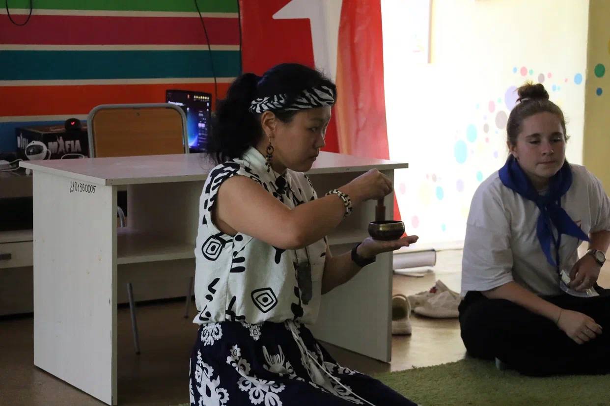 Медитация 🧘‍♀️ и абстракции на Смене Первых
Вчера ребята из Смены Первых в лагере «Олимп» смогли поиграть на глюкофоне, калимбе, «запускали» поющую чашу 🥣; послушали мою игру на варгане | Сетка — социальная сеть от hh.ru