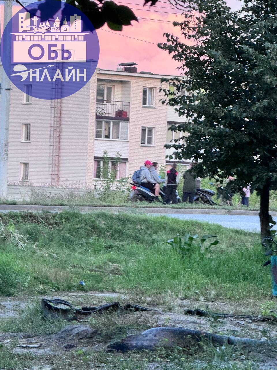 ↗ С чего вдруг решили что можно на скутере ездить по тратуарам? Летят, никого не видят, чуть не сбили. Далее была картина,ехали вчетвером также на скутере и также по тротуару | Сетка — социальная сеть от hh.ru