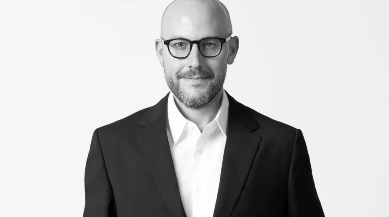 Кристофер Багг назначен директором по коммуникациям Prada Group. Это новая должность в компании, учрежденная на фоне готовящегося завершения сделки по приобретению Versace | Сетка — социальная сеть от hh.ru