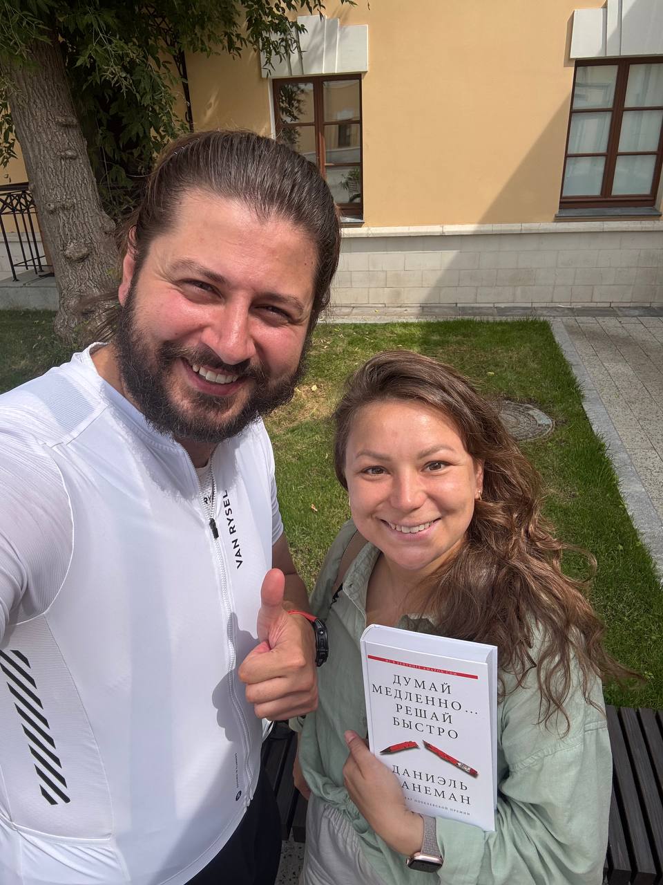 На прошлой неделе встретился с победителем моего розыгрыша и передал книгу | Сетка — социальная сеть от hh.ru