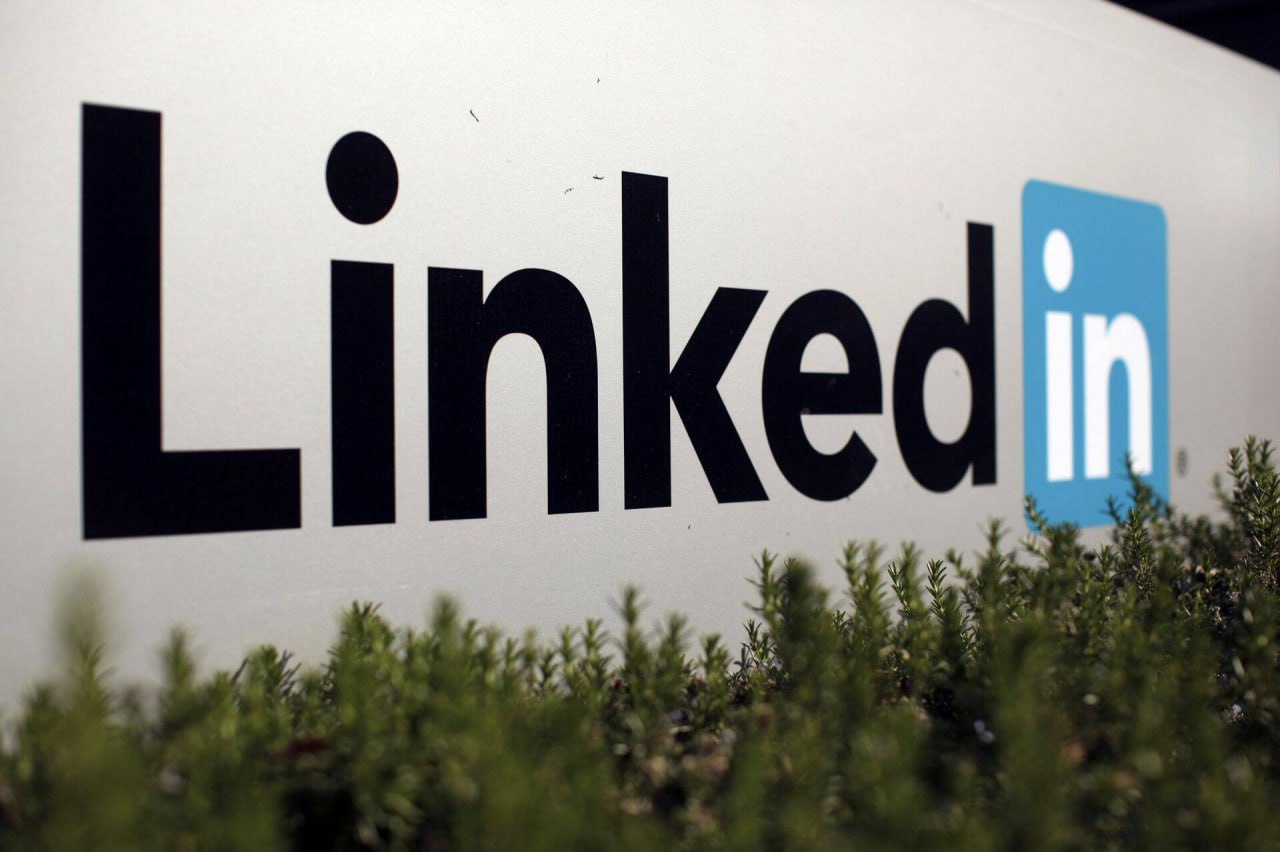 Реанимировал аккаунт в Linkedin
В России катастрофически мало профессиональных соцсетей. До блокировки Linkedin я имел там номинальный профиль без какой-либо информации | Сетка — социальная сеть от hh.ru