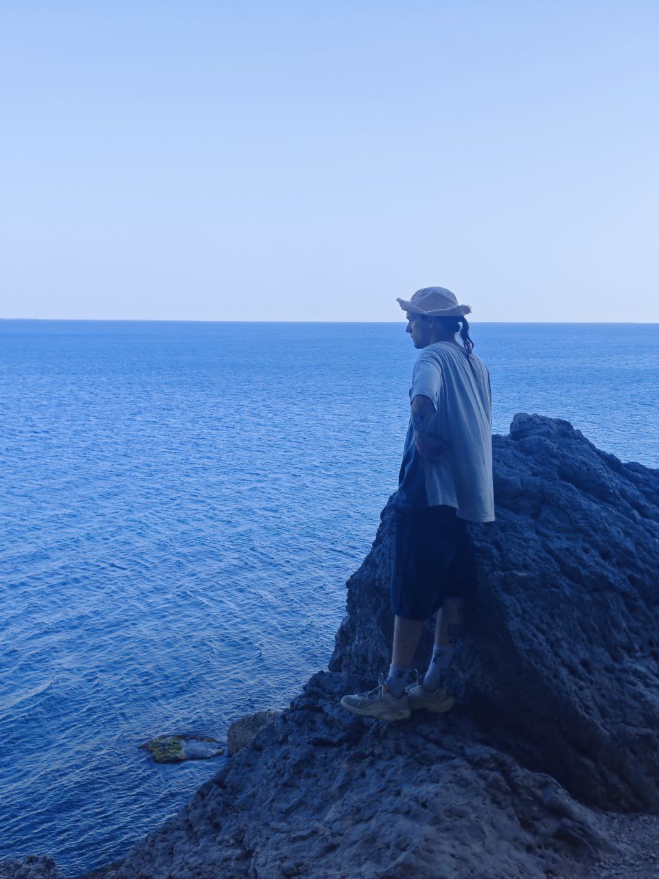 Тропа Голицына это просто что-то нереальное 🌊
Очень красивая природа, не испорченная руками человека (ну за исключением мелкого мусора, агрессивного маркетинга катеров и воняющих ссаниной укромных уго... | Сетка — социальная сеть от hh.ru