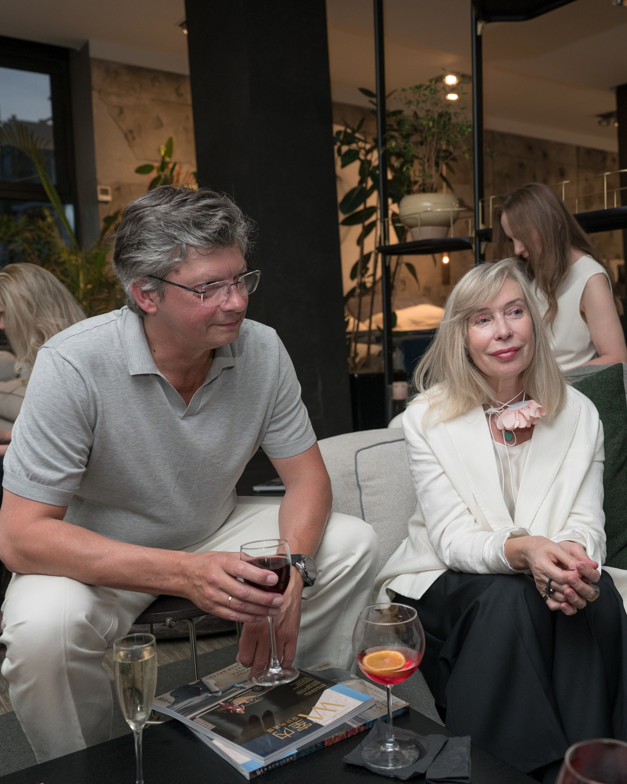 В последний день июля журнал WA собрал гостей на премьеру нового видео из рубрики «Особое приглашение», а также познакомиться с летним номером и новыми лицами в редакции | Сетка — социальная сеть от hh.ru