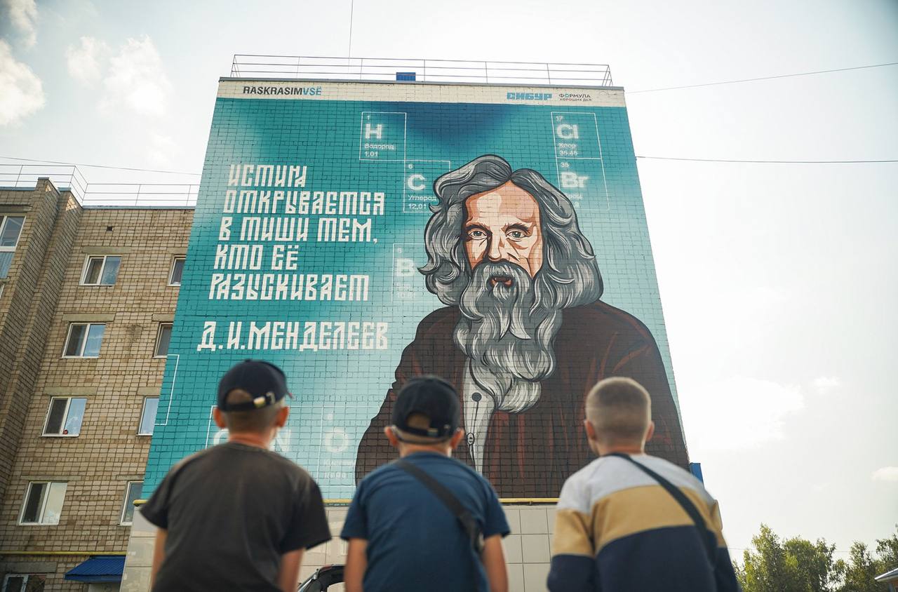 Мурал с вязью, которую пытались заменить на шрифт
Даже после окончания курса я продолжаю общаться с учениками и даже помогаю им с проектами, не только правками но и поддержкой, верой в красивые буквы!... | Сетка — социальная сеть от hh.ru