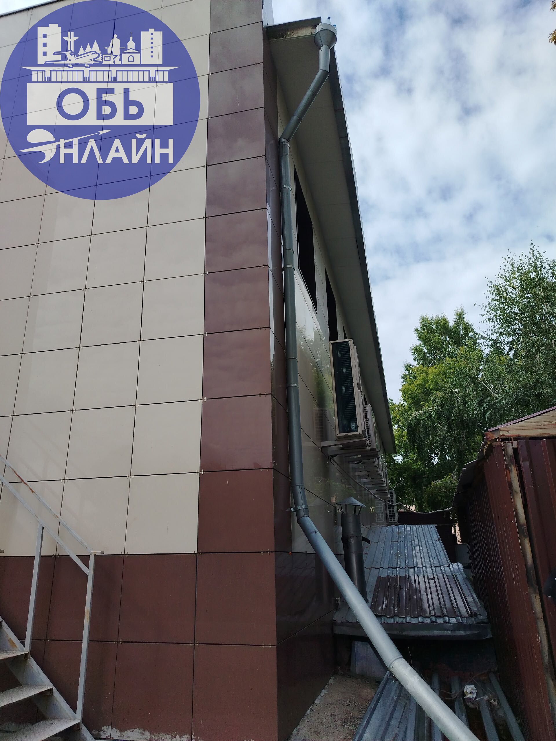 ↗ На Калинина 18 со стороны детской площадки. На крыше кричит котенок, позвонили 112, сказали что таким не занимаются. Кто знает как помочь?
vk.com
Подробнее на https://vk.com/ob | Сетка — социальная сеть от hh.ru