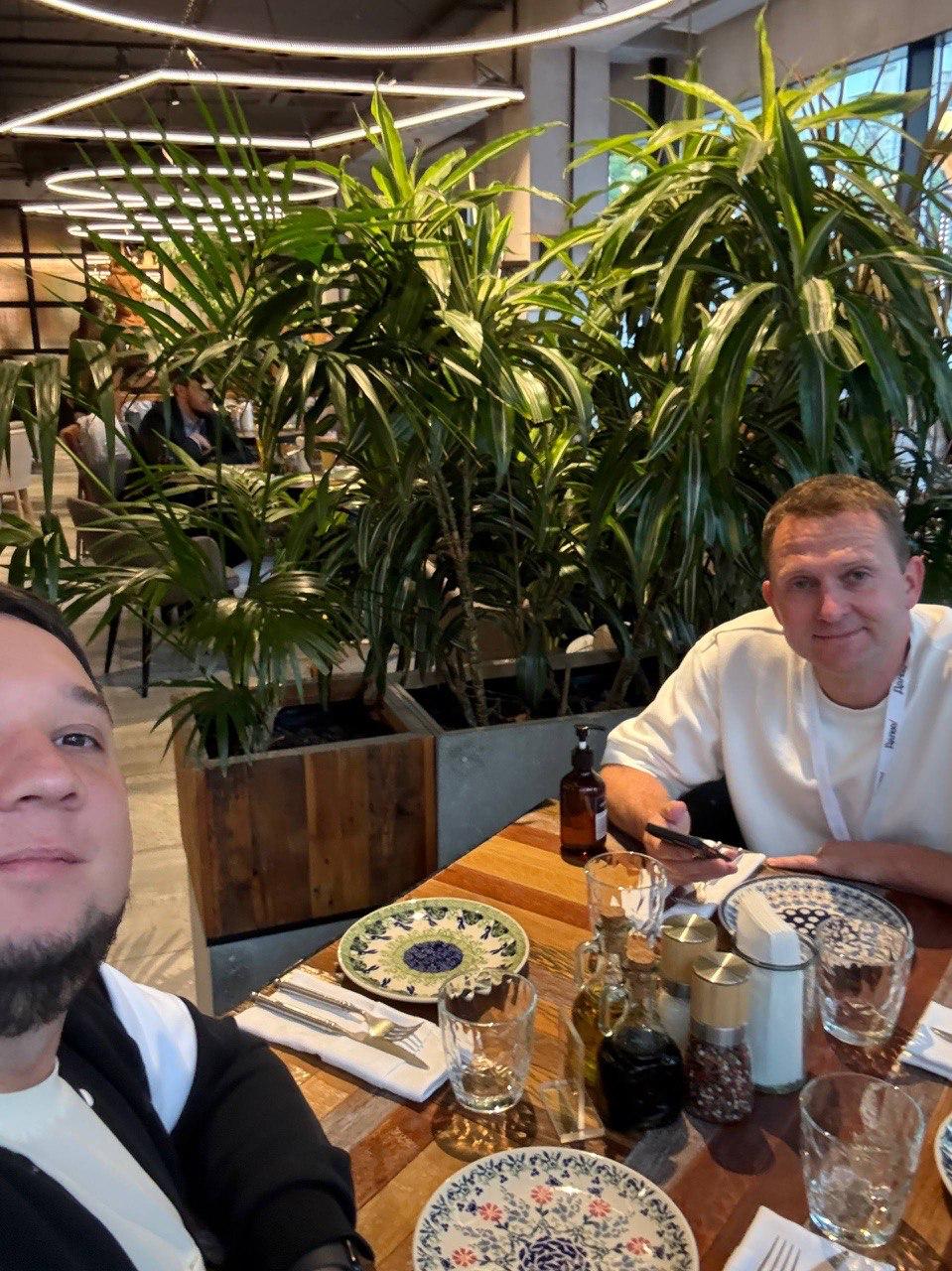 Сгоняли с Сашей Комбаровым в соседний Новосибирск на Диджитал тур. Это такое ежегодное мероприятие, когда собираются эксперты из ведущих ИТ-компаний и едут в тур по городам со своими докладами | Сетка — социальная сеть от hh.ru