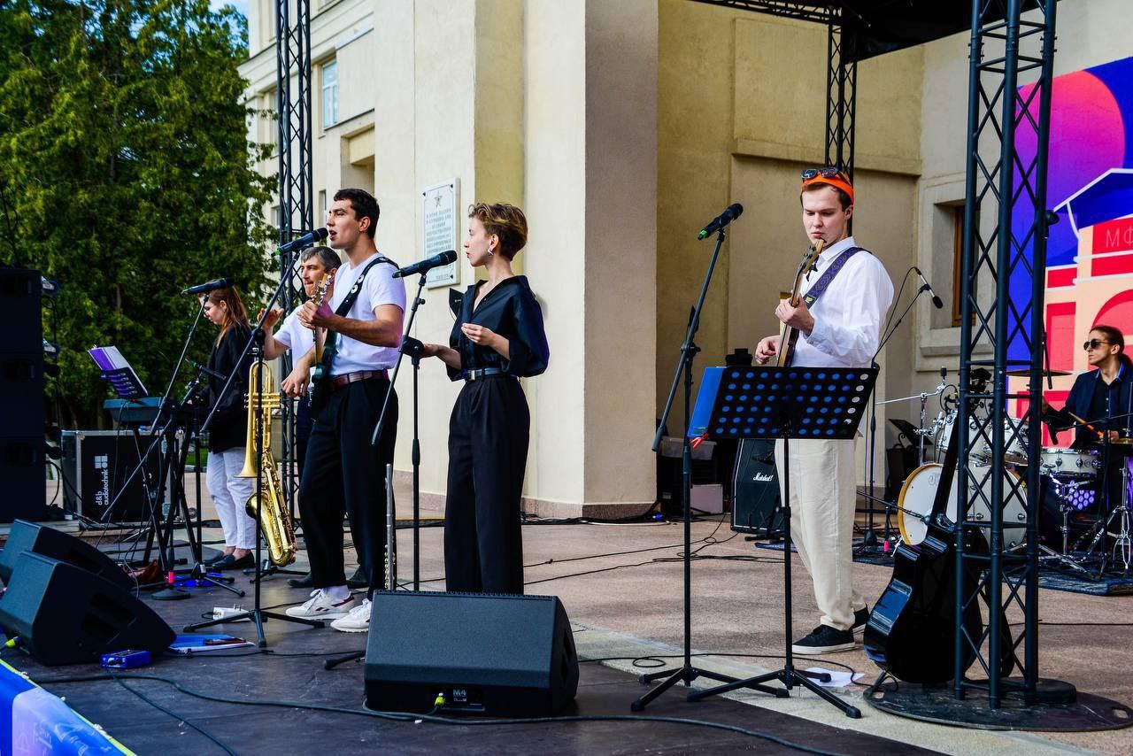 🎵Бесплатный концерт группы «КвинтА»
7 августа (сегодня) в 19:00
На сцене прозвучат авторские песни в самых разных стилях: от самбы и регги до рока | Сетка — социальная сеть от hh.ru