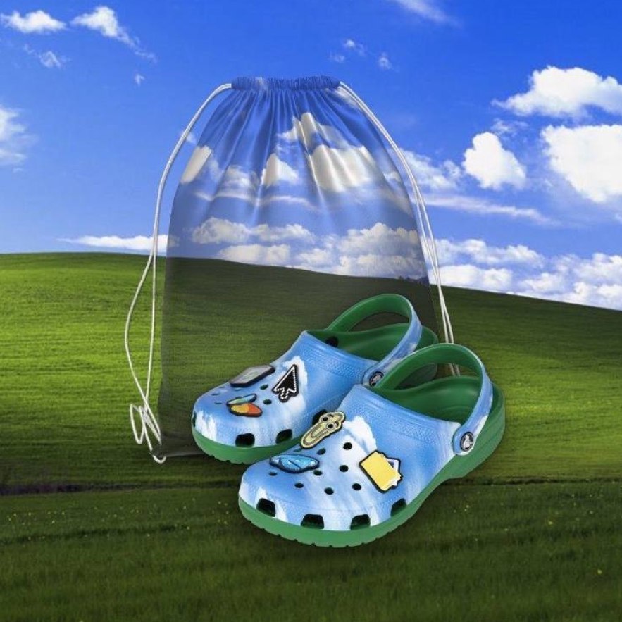 🩴 Crocs заколлабились с Microsoft
Кроксы по мотивам легендарных обоев из Windows XP — встречаем коллабу бренда с Microsoft. К башмачкам прилагается сумка для хранения и шесть тематических джибитсов | Сетка — социальная сеть от hh.ru