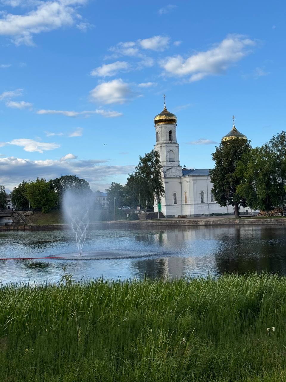 Вышний Волочёк — как путешествие в моё детство и вглубь себя.
Мы всей семьёй — я, родители и сёстры — поехали в Вышний Волочёк.
Это город, где похоронен мой дедушка, мамин папа | Сетка — социальная сеть от hh.ru