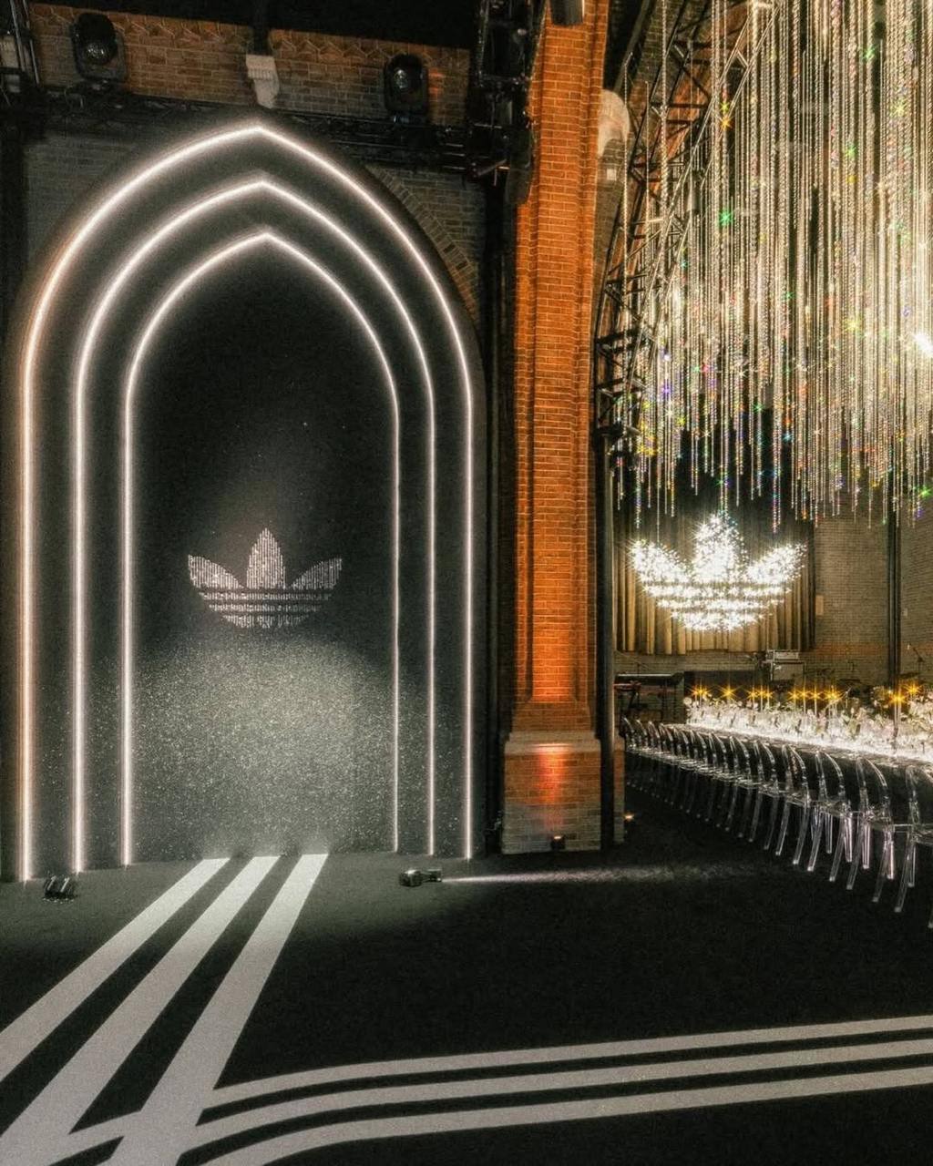 adidas в Шанхае провел необычную презентацию своей новой коллекции линейки Originals.
Необычной была даже не сама презентация, а место, где она проходила | Сетка — социальная сеть от hh.ru