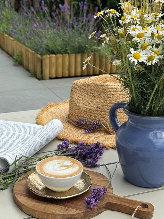 Доброе субботнее утро 🌸!
Настроение: я так хочу, чтобы лето не кончалось, чтоб оно за мною мчалось, за мною в след!
Кто автоматически начинает подпевать на этих строчках, с вас, друзья, 🩷 | Сетка — социальная сеть от hh.ru