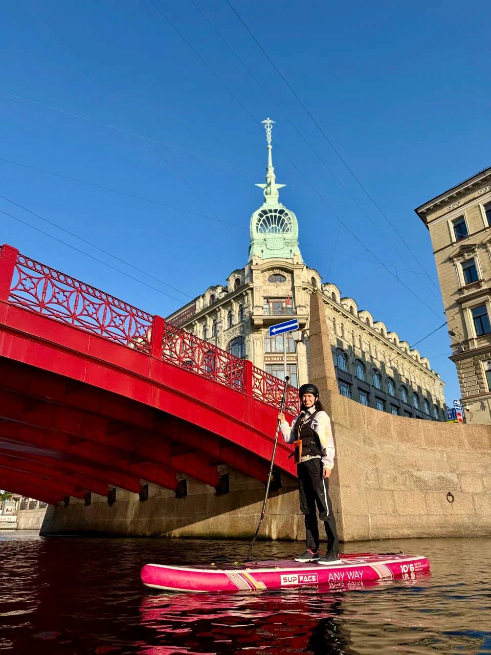 🌅 Пятница. 5:30 утра. Сонные, но воодушевленные отельеры один за одним собираются в районе Марсового поля. «Зачем?» — спросите вы.
Чтобы отправиться на SUP-прогулку, куда мы их пригласили | Сетка — социальная сеть от hh.ru