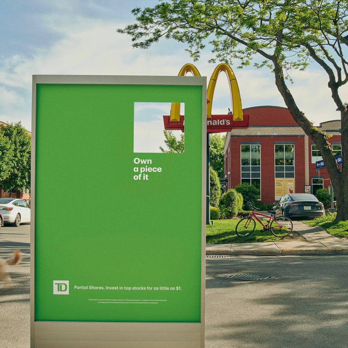 📣 Маркетинг-бомба из Канады: инвест-банк встроился в рекламу Apple, Nike и Starbucks бесплатно и без разрешения
Это просто огонь!
Канадский онлайн-банк Wealthsimple выкатил нетривиальную рекламную кам... | Сетка — социальная сеть от hh.ru