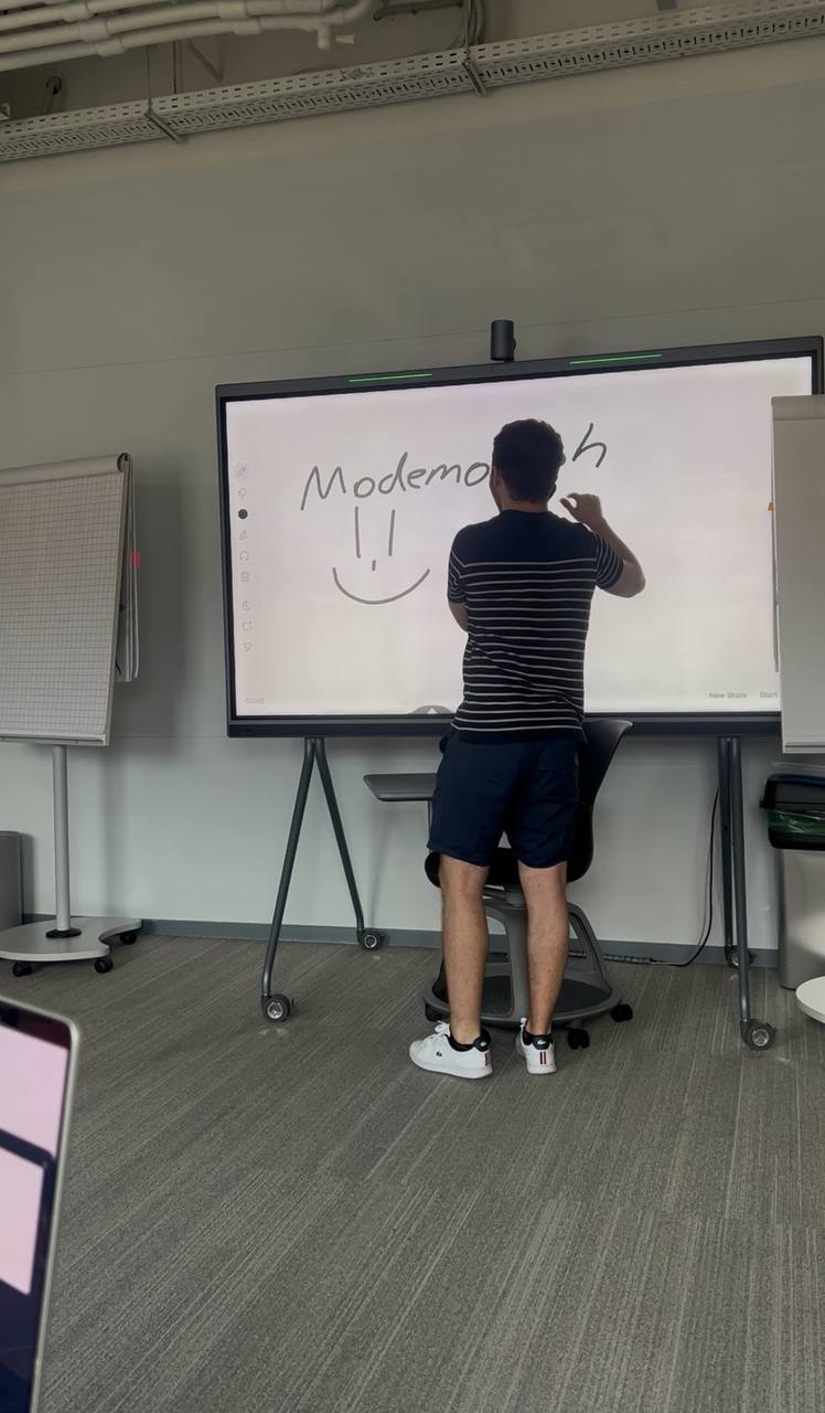 Пока мы тихо работаем над Mode Morph, внутри кипит жизнь: разработчик пишет код, стилист собирает образы, а цифровой шкаф учится понимать ваш стиль с полуслова. | Сетка — социальная сеть от hh.ru
