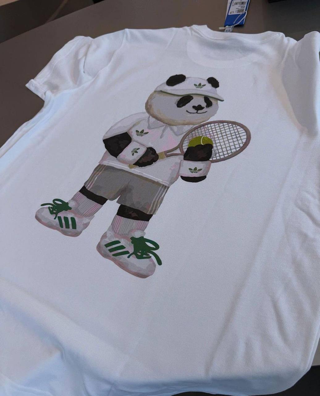 Adidas вновь разгоняет свои медийные мощи и сводит людей с ума (продуктом, конечно же). Китайский Adidas сделал очень крутую коллабу с крейтором из Гонконга — Dorophy Tang | Сетка — социальная сеть от hh.ru