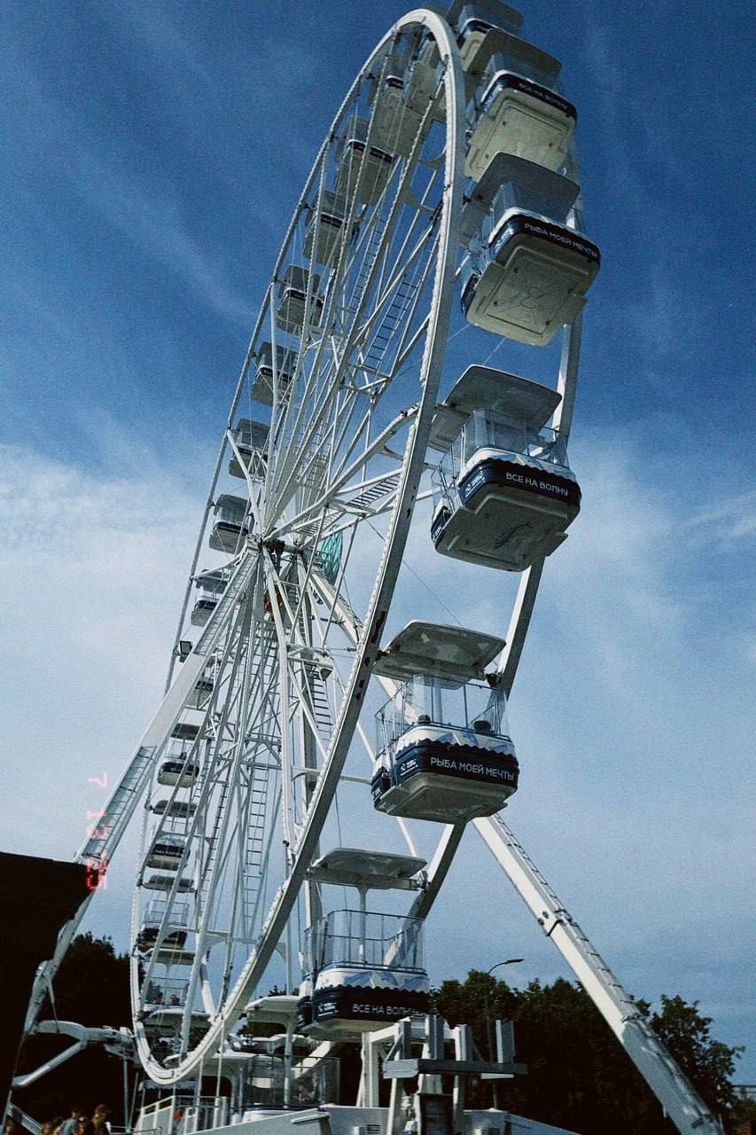 🎡Бесплатные катания на 32-метровом колесе обозрения
Пн-Пт 12:00-21:00
Сб-Вс 11:00-21:00
Расположение у колеса обозрения очень удачное — вокруг зелёный парк, есть точки с едой и живописные виды | Сетка — социальная сеть от hh.ru