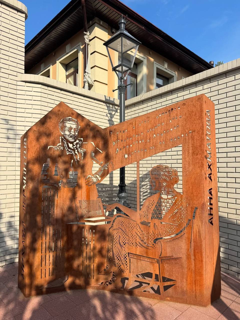 ✍🏼Есенинский культурный центр в Москве
Уютное место, посвящённое памяти Сергея Есенина
Здесь есть кафе и несколько выставочных залов, один из которых рассказывает о сыне поэта от Зинаиды Райх — Конста... | Сетка — социальная сеть от hh.ru