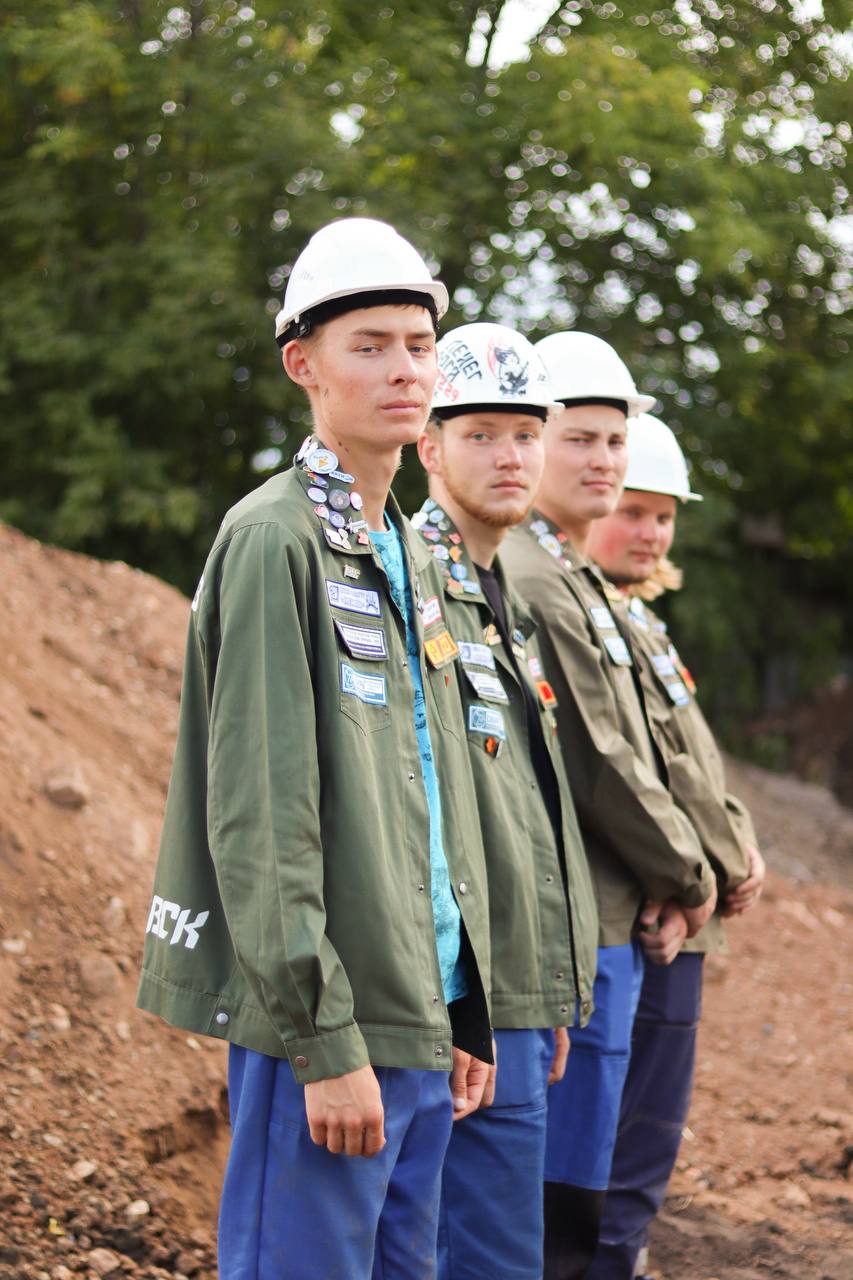 Сегодня строим завтра на земле!
Закончили пресс-тур в Елабуге ребятами из строительных отрядов.
Брутальные парни и хрупкие с наружи, но не на деле девушки - именно у этих ребят сегодня праздник!
P.s | Сетка — социальная сеть от hh.ru