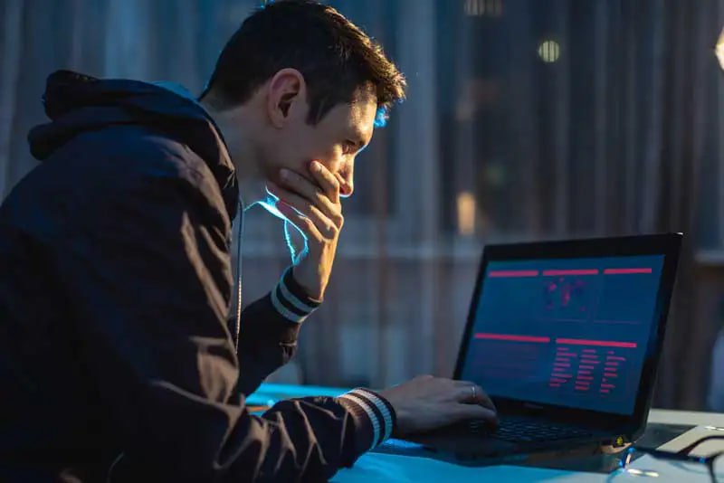 Забавных историй из жизни менторинга начинающих red team накопилось много, но особенно запомнилась эта.
Ребята учились делать письма с сюрпризом, для захода в тестовый киберполигон | Сетка — социальная сеть от hh.ru