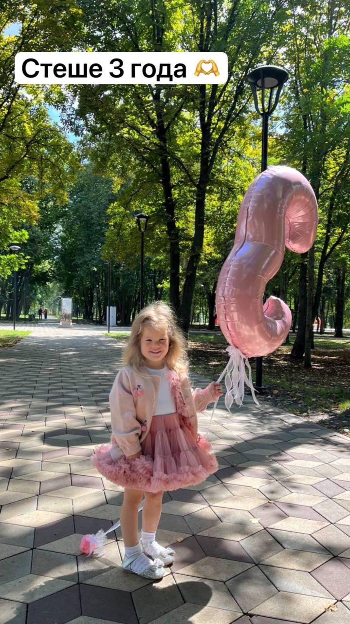 Что такое быть папой?
Сегодня день рождения Стеши, ей 3 года. Это моя младшая дочь, старшей — Арине 5 лет.
Считаю себя не лучшим отцом. В маркетинге я разбираюсь больше, чем в воспитании | Сетка — социальная сеть от hh.ru