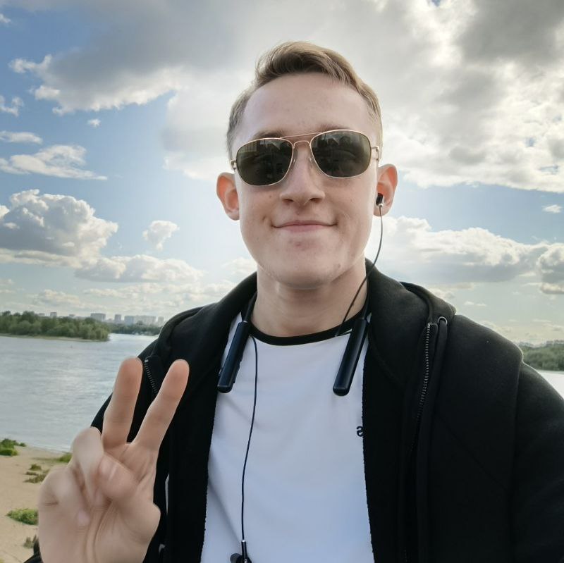 Сегодня мне исполняется 19 лет! 🎉
В честь этого события я с радостью поделюсь с вами замечательной новостью.
Я уже более трёх с половиной лет работаю над проектом «WEBIK» | Сетка — социальная сеть от hh.ru