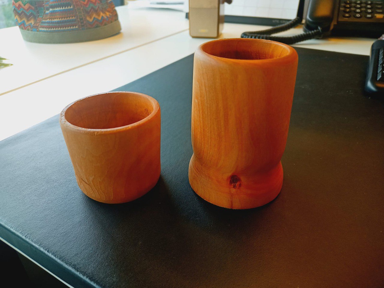 Все доброго понедельника!
Продолжаю осваивать токарный станок. Стаканчик под мелочи и стаканчик для зариков в нардах | Сетка — социальная сеть от hh.ru