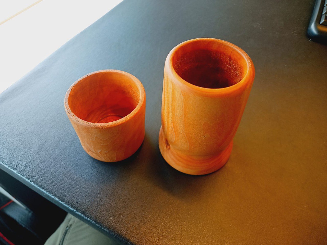 Все доброго понедельника!
Продолжаю осваивать токарный станок. Стаканчик под мелочи и стаканчик для зариков в нардах | Сетка — социальная сеть от hh.ru