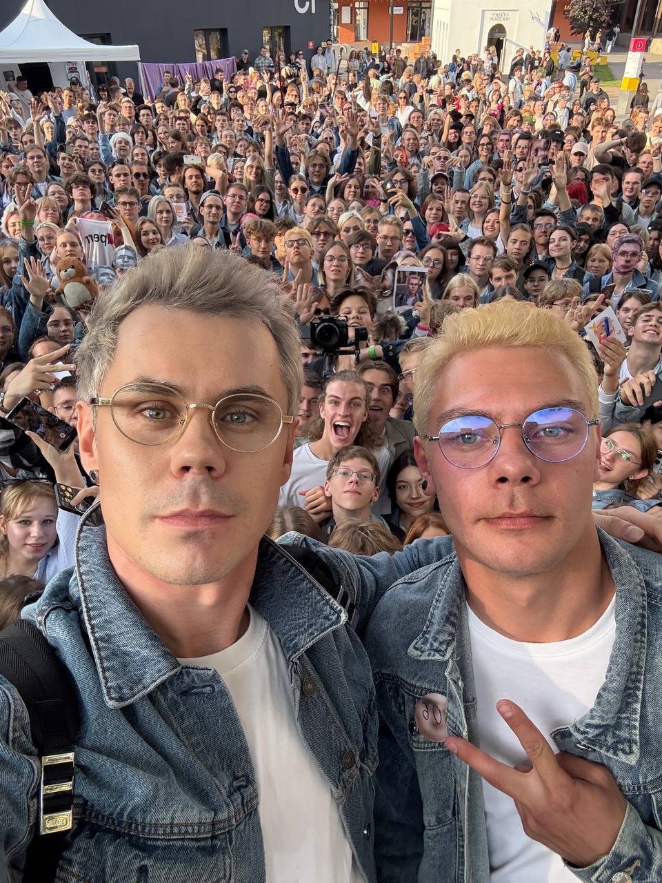 В Москве состоялась эпичная сходка умных людей в очках. На неё пришло не менее трёх тысяч человек, большинство из них — двойники мема с Яном Топлесом.
умные москвичи в очках скачать обои 🙉 | Сетка — социальная сеть от hh.ru