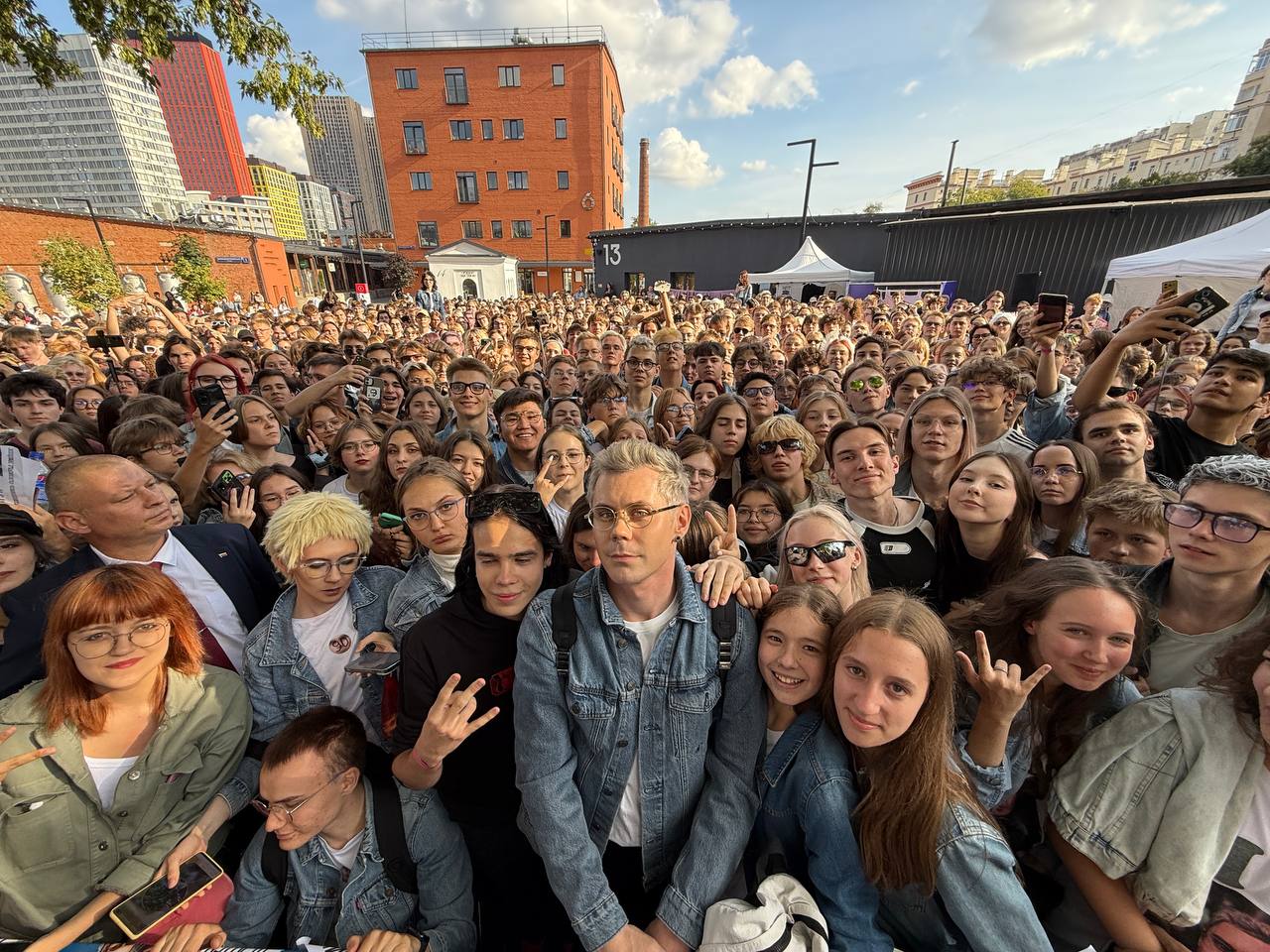В Москве состоялась эпичная сходка умных людей в очках. На неё пришло не менее трёх тысяч человек, большинство из них — двойники мема с Яном Топлесом.
умные москвичи в очках скачать обои 🙉 | Сетка — социальная сеть от hh.ru