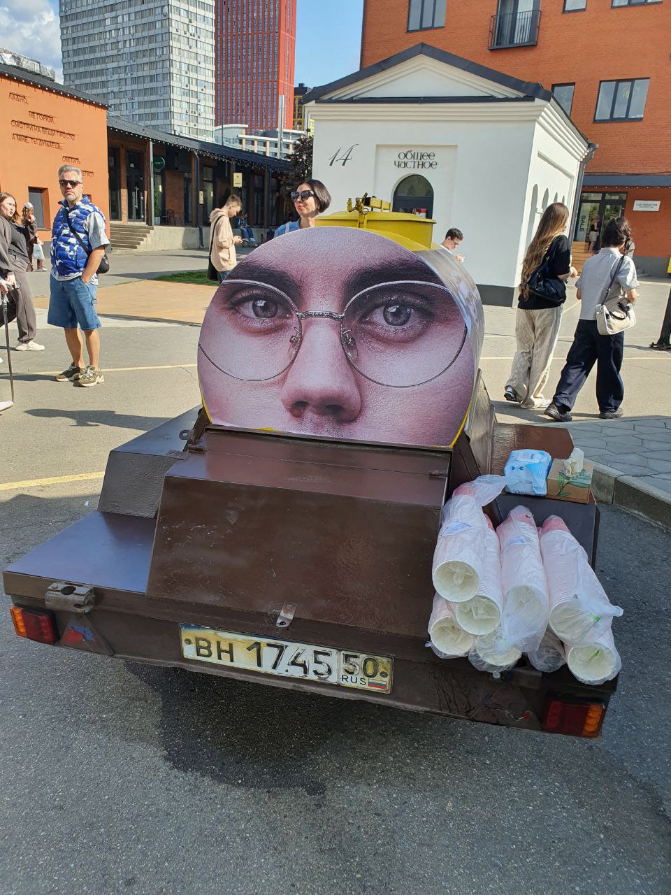 В Москве состоялась эпичная сходка умных людей в очках. На неё пришло не менее трёх тысяч человек, большинство из них — двойники мема с Яном Топлесом.
умные москвичи в очках скачать обои 🙉 | Сетка — социальная сеть от hh.ru