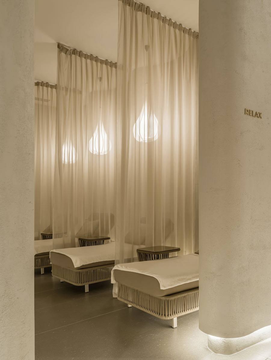 Трехэтажный спа-центр в Казахстане, где архитектурное бюро HAAST соединило дерево, камень и тропики. Смотрите и читайте на сайте wajournal | Сетка — социальная сеть от hh.ru