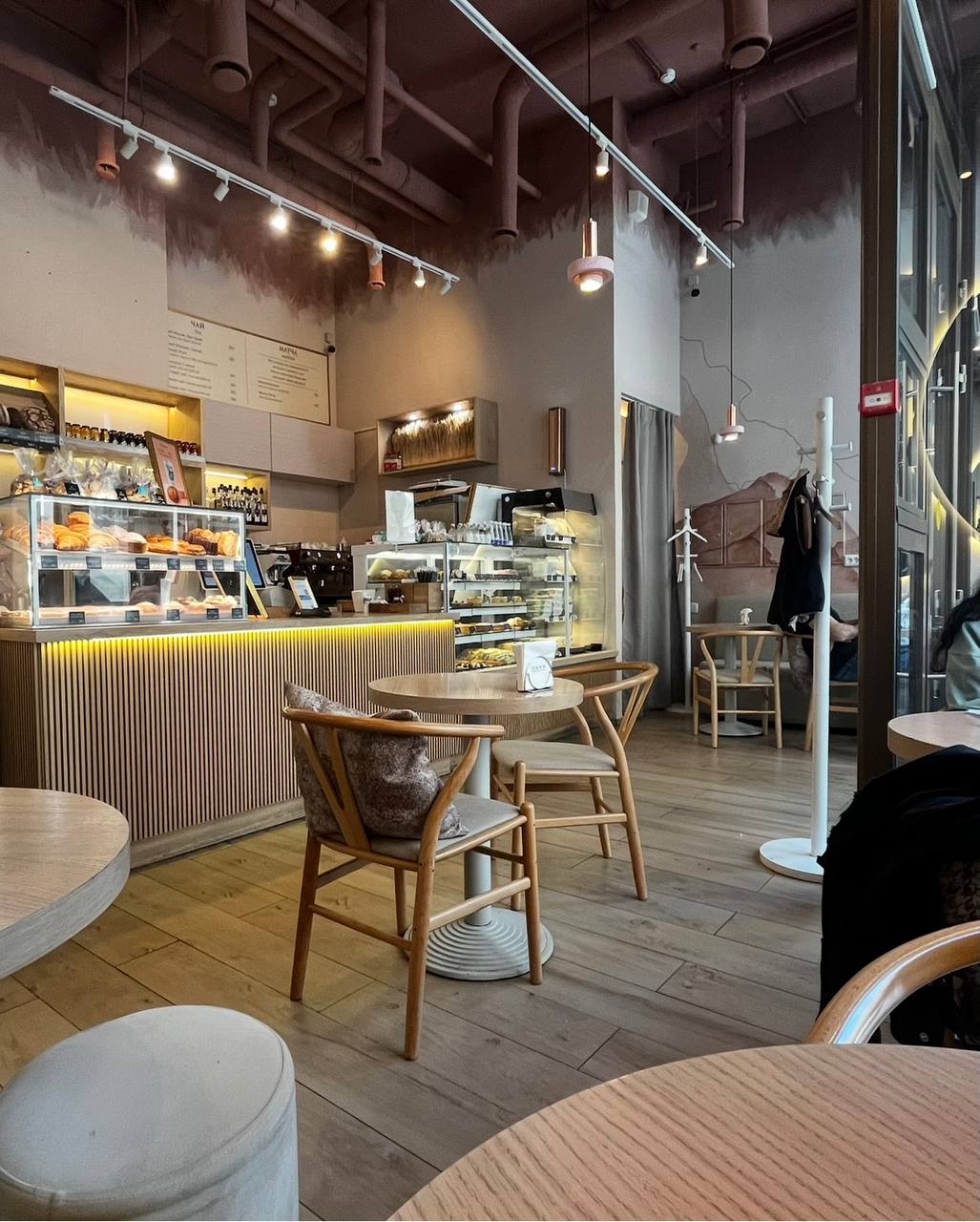 ❓Нужно ли вставать, если в кафе заходит знакомый?
Вы сидите в кафе. Заходит ваш коллега или начальник | Сетка — социальная сеть от hh.ru