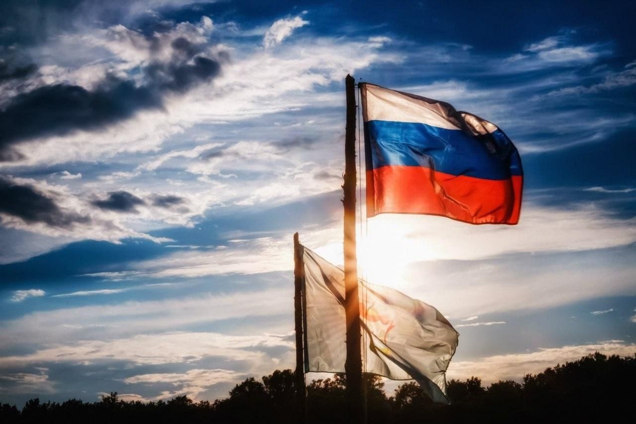 🇷🇺Праздничный концерт, приуроченный ко Дню Государственного флага России
21 августа в 17:00
В этот день зрителей ждёт яркая программа, наполненная патриотическими песнями, танцевальными номерами и иск... | Сетка — социальная сеть от hh.ru