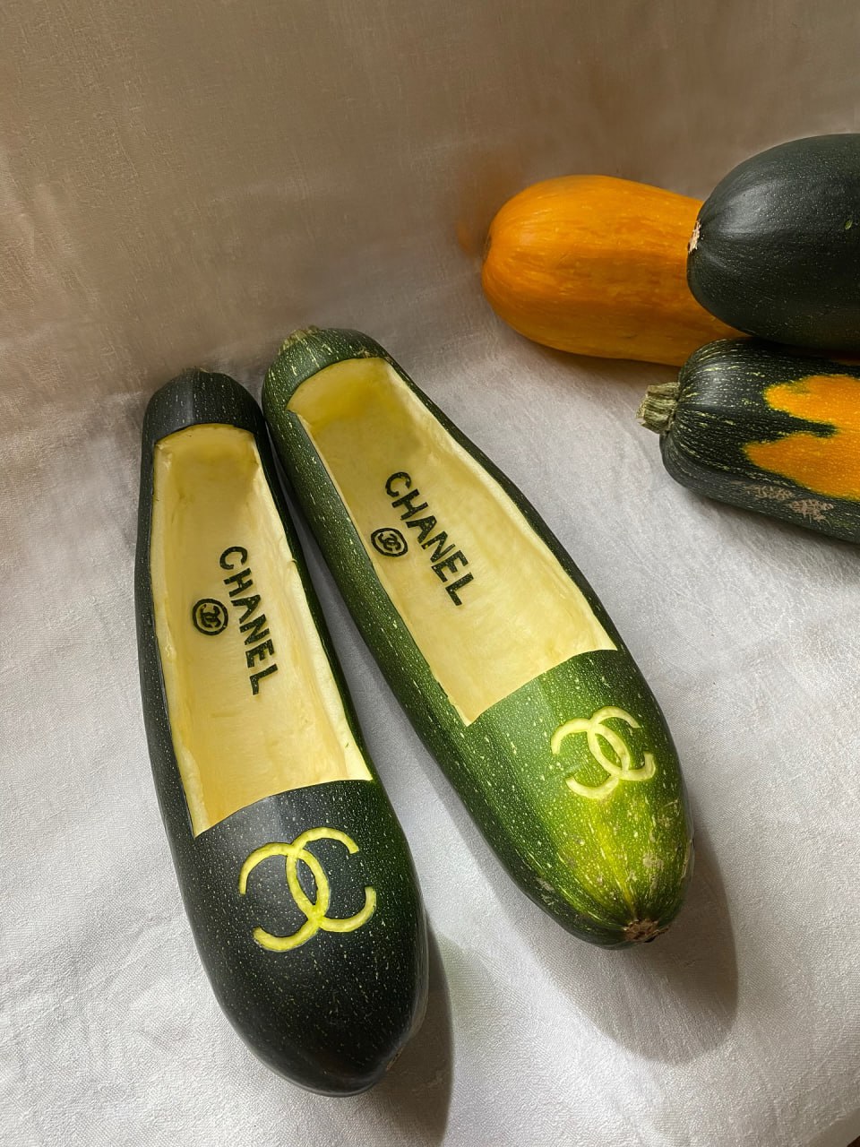 Русская дизайнерша Катерина Шукшина сделала туфли Chanel, кроссовки и сабо из... кабачков.
бабуля, да, срочно нужны твои кабачочки 🐘 | Сетка — социальная сеть от hh.ru