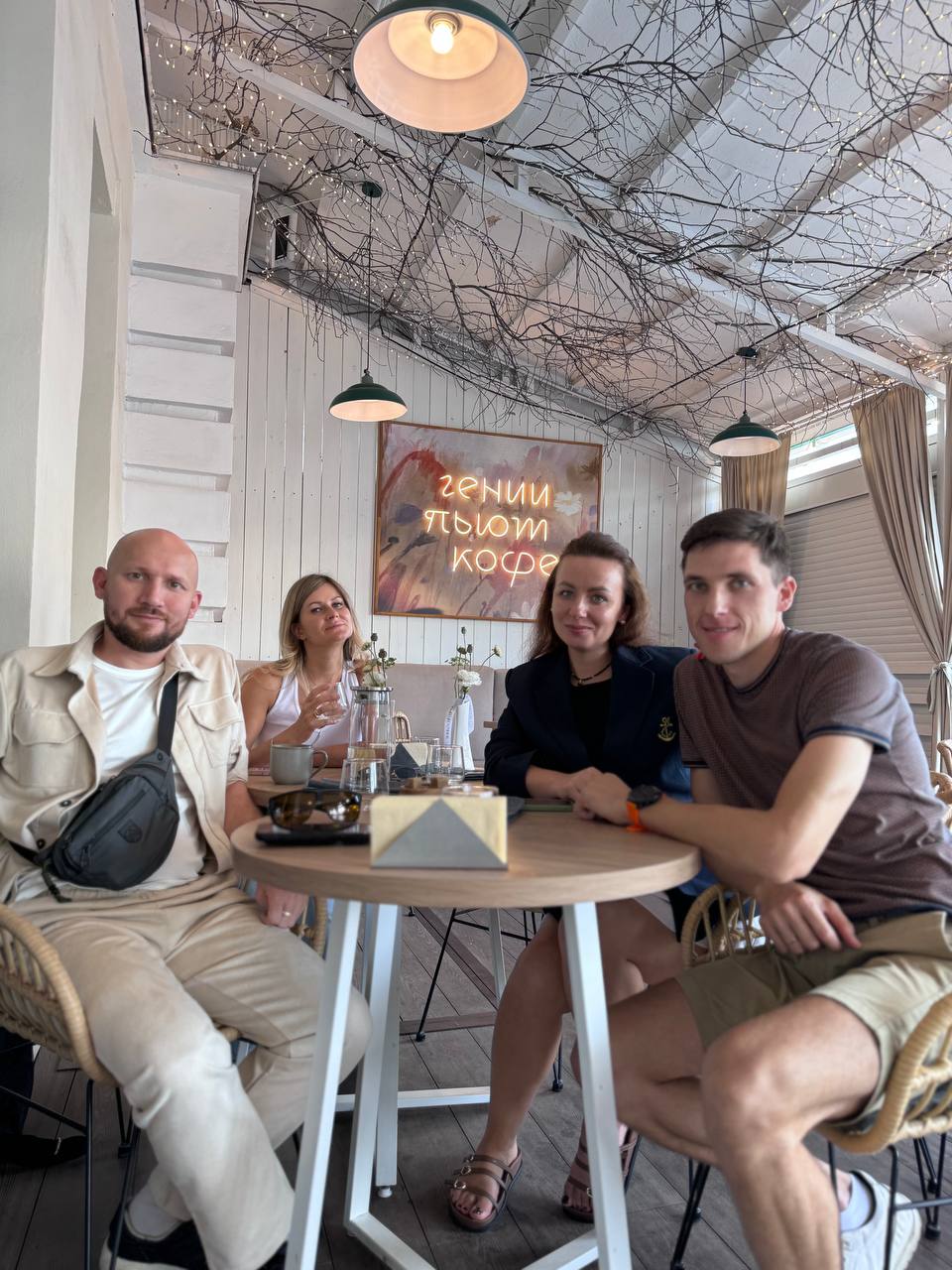 Крутые ИИ-истории из отпуска
Ребят, привет! 👋🏻 Нахожусь с женой в отпуске на Алтае, по дороге заехали в Омск | Сетка — социальная сеть от hh.ru
