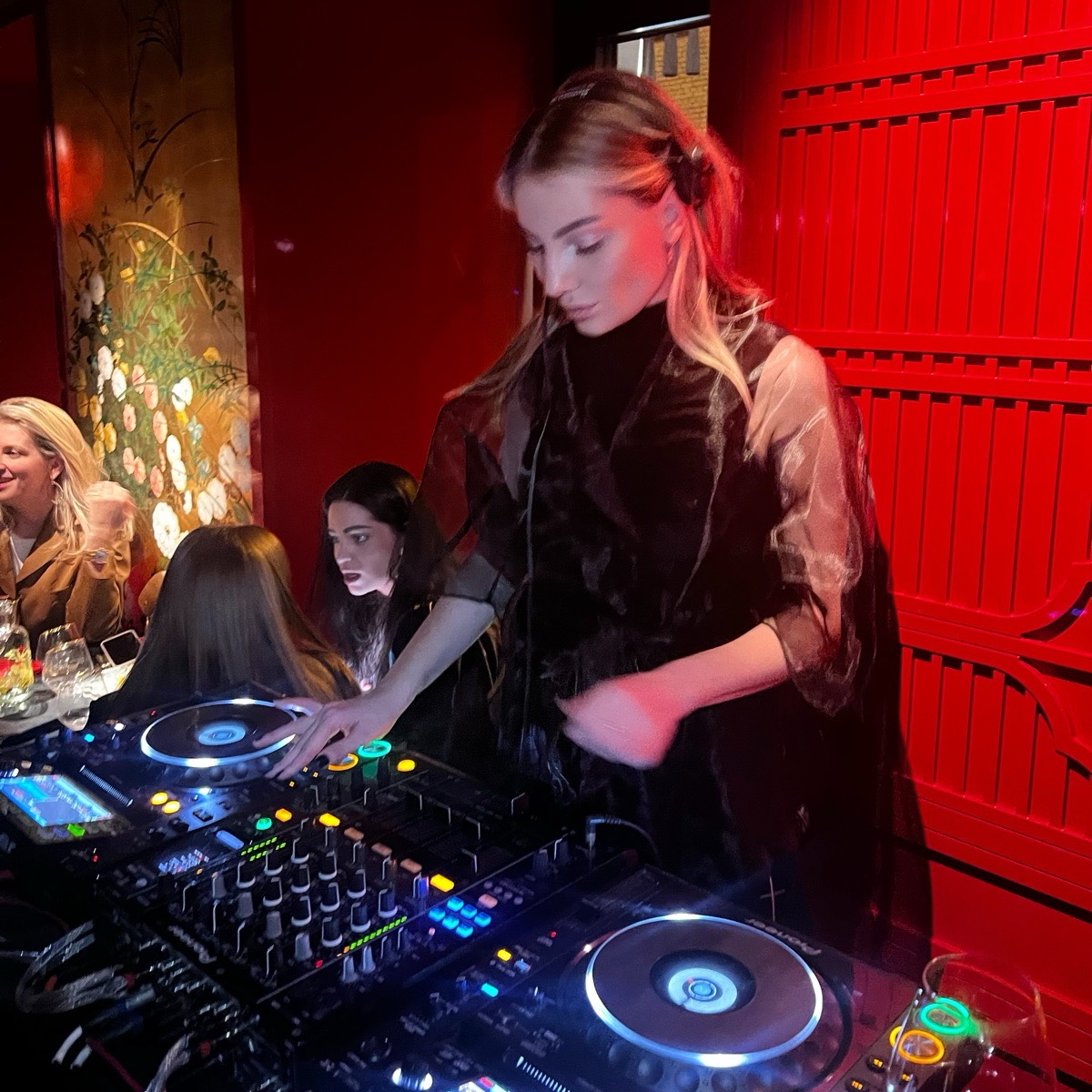 Илона Лейковец | Сетка — социальная сеть от hh.ru