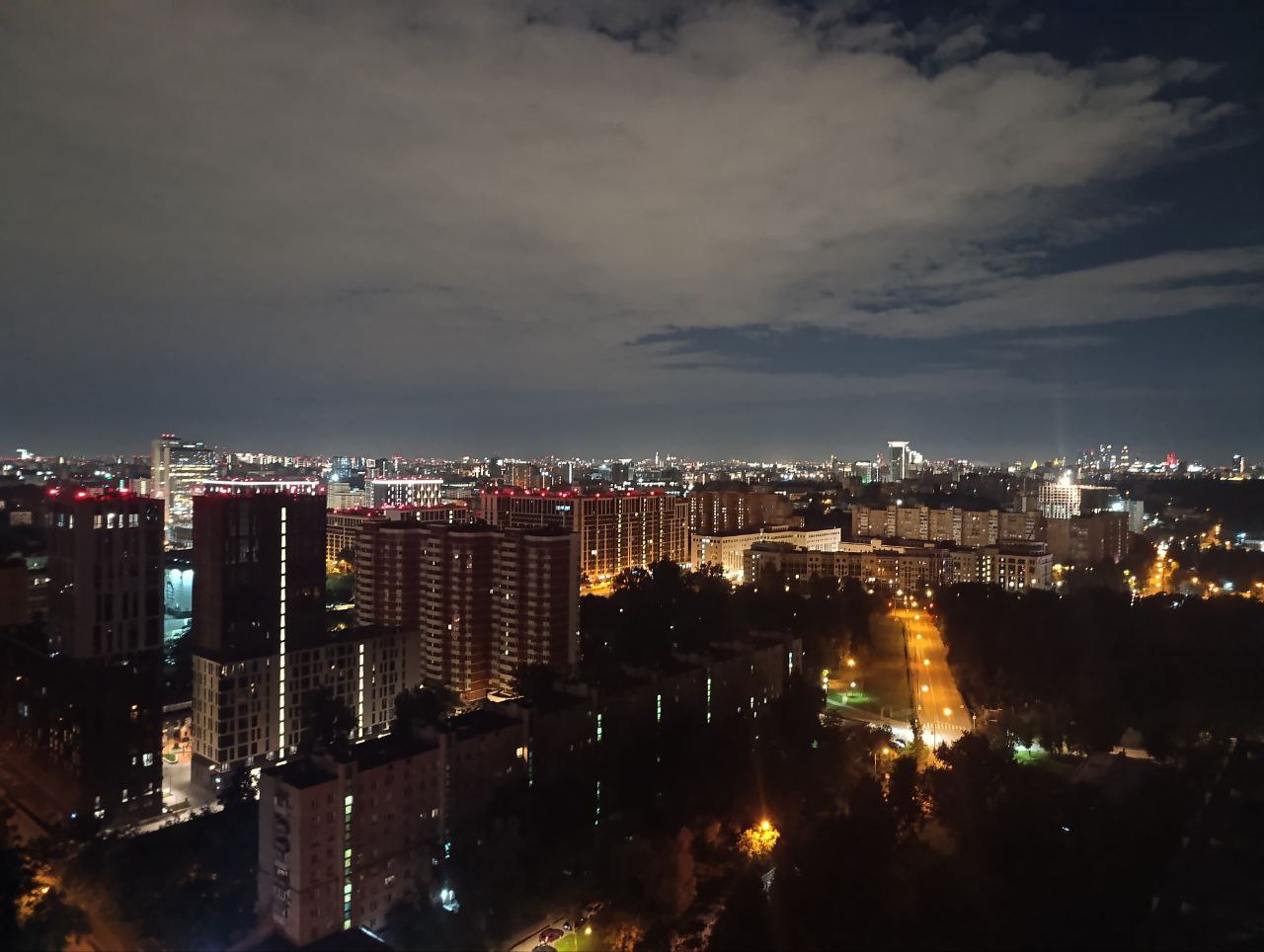 "Мощный ливень с грозой обрушится на Москву в ближайшие часы, — экстренное предупреждение МЧС"
А за окном облачка и половина неба вообще чистая, даже звезды видно, что редко бывает при уровне засвета ... | Сетка — социальная сеть от hh.ru