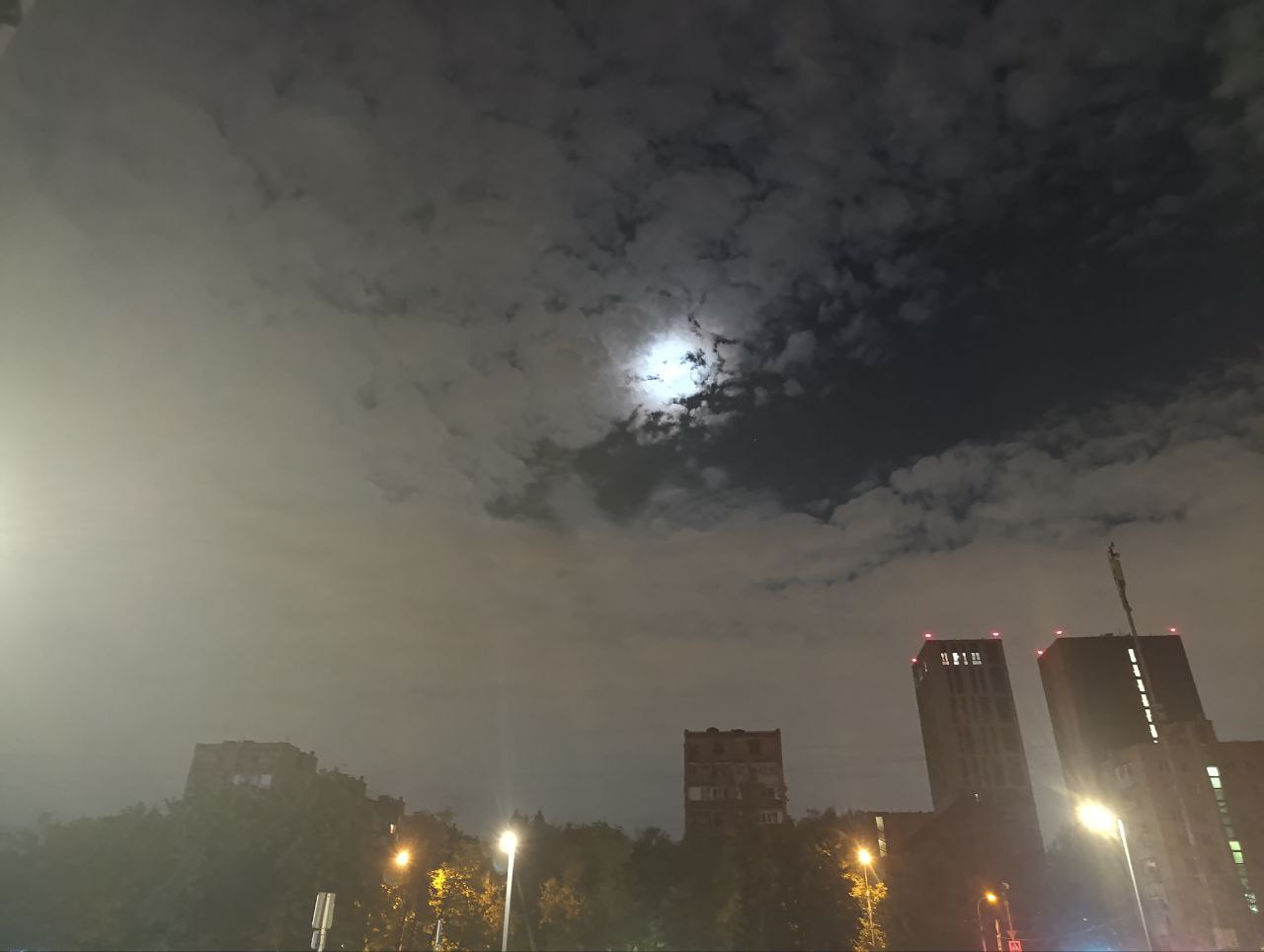 "Мощный ливень с грозой обрушится на Москву в ближайшие часы, — экстренное предупреждение МЧС"
А за окном облачка и половина неба вообще чистая, даже звезды видно, что редко бывает при уровне засвета ... | Сетка — социальная сеть от hh.ru
