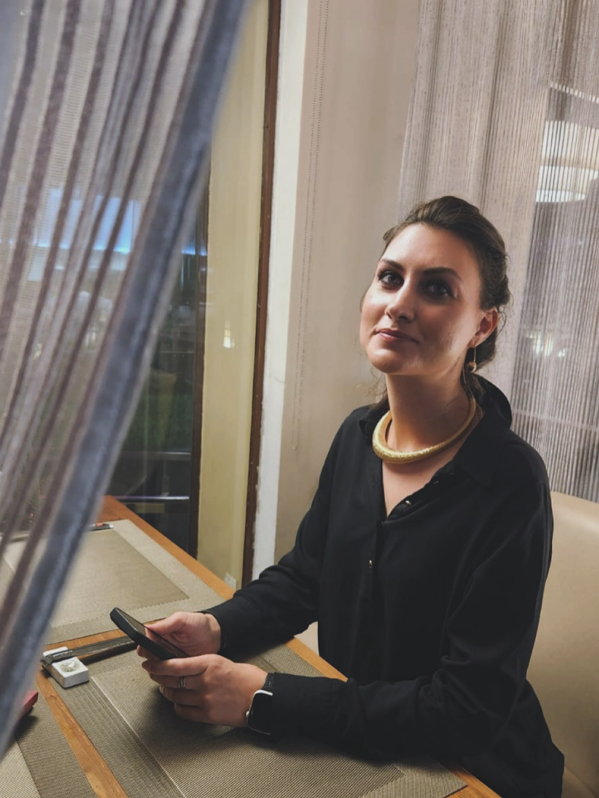 Почему умение слушать и молчать является суперсилой!
Представь себе такую ситуацию: сидишь ты с друзьями в кафе, болтаете обо всём подряд, шутите, смеётесь.. | Сетка — социальная сеть от hh.ru