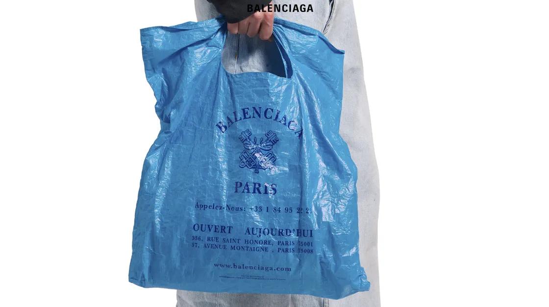 Хоть Демна Гвасалия и покинул пост креативного директора в Balenciaga, люксовый бренд всё равно продолжил выпускать эпатажно-странные вещи за бешеные деньги | Сетка — социальная сеть от hh.ru