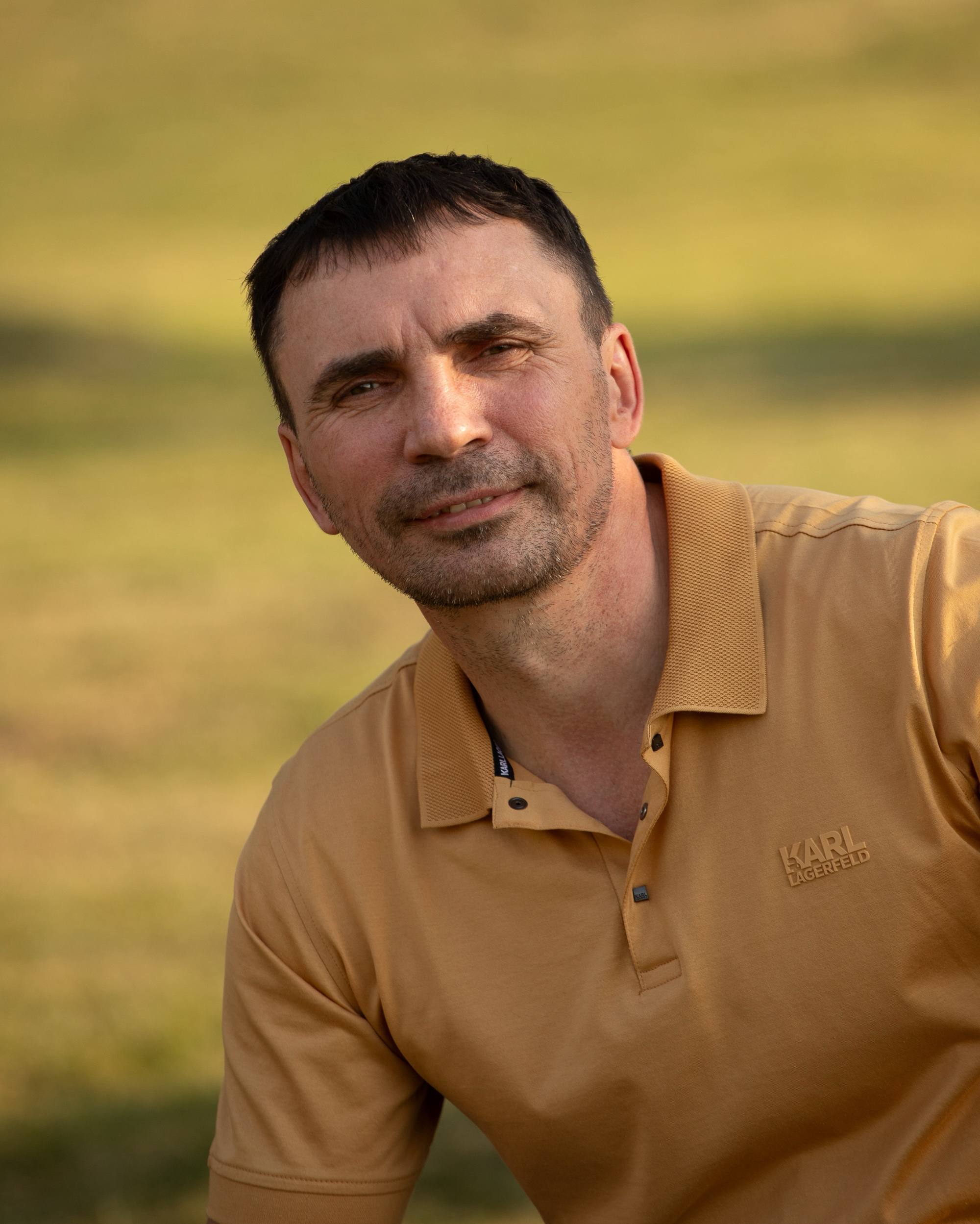 Дорогие друзья, продолжаем говорить о маленьких шагах.
Сегодня я вам расскажу историю
про Владимира, который не просто делал шаги, а связал их в систему
Владимир всегда был «человеком маленьких шагов» | Сетка — социальная сеть от hh.ru