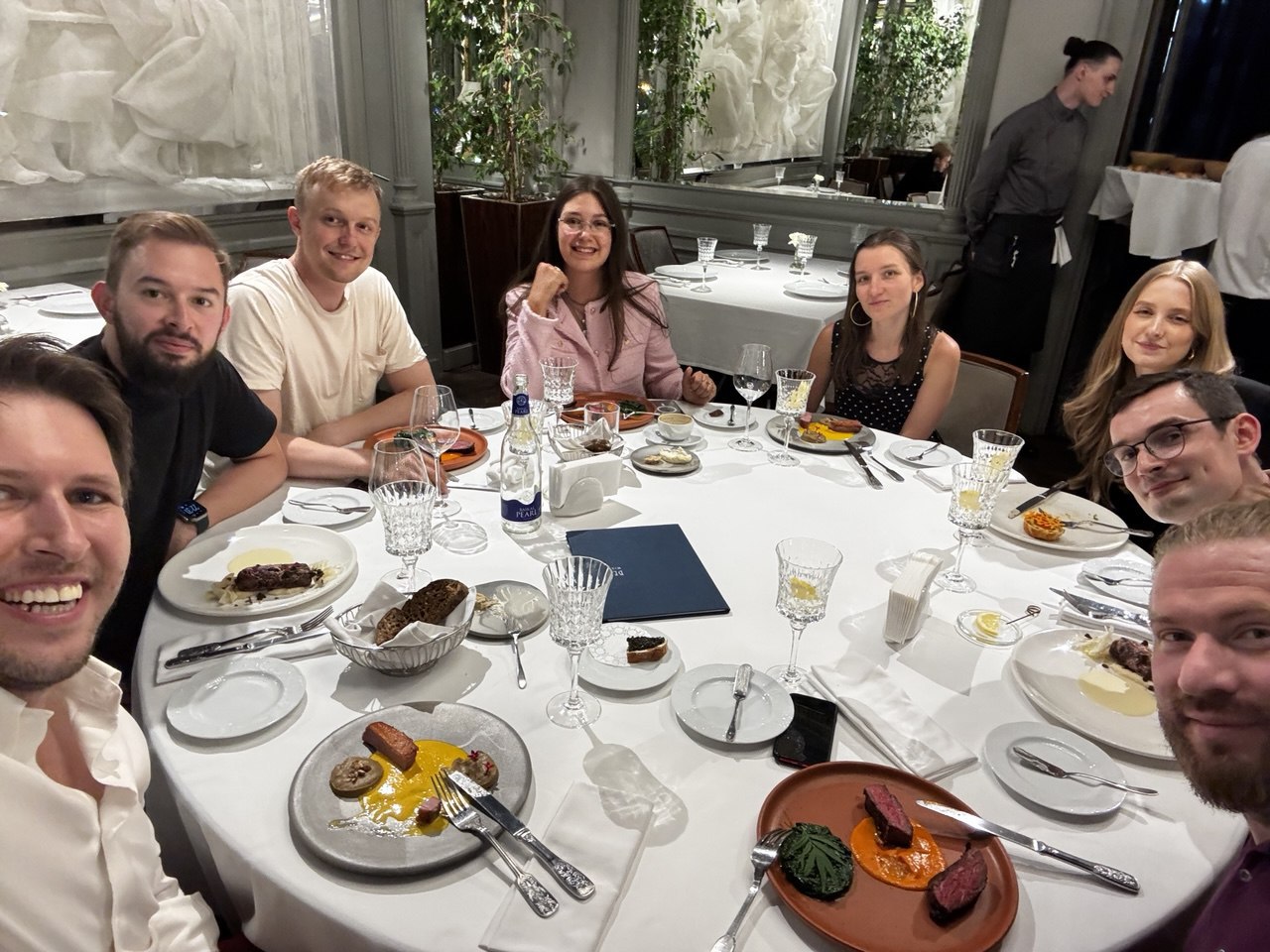 Заметки с Alumni Case Weekend by Changellenge >>
часть 2 - про формат Chef's Table
На третий день была отдельная опция за х2 базовой стоимости, и называлась Chef's Table
По сути это мастермайнд, Андре... | Сетка — социальная сеть от hh.ru