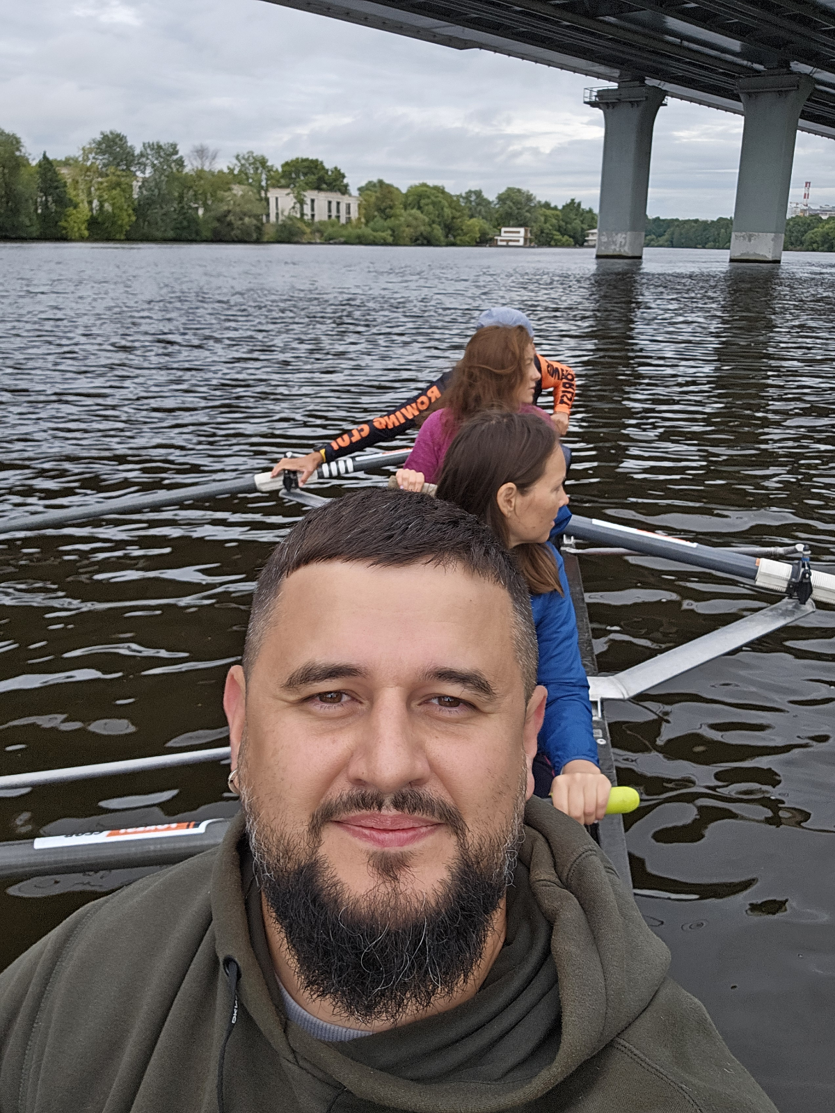 Когда решили прокачать командный дух, то взялись за вёсла — буквально! 🚣‍♀️💨 Синхронность движений, брызги воды и море смеха — в нашем заплыве по академической гребле | Сетка — социальная сеть от hh.ru