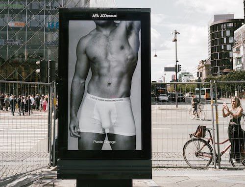 🗑Некоммерческая организация Plastic Change высмеяла рекламную кампанию Calvin Klein, чтобы подчеркнуть проблему загрязнения микропластиком | Сетка — социальная сеть от hh.ru