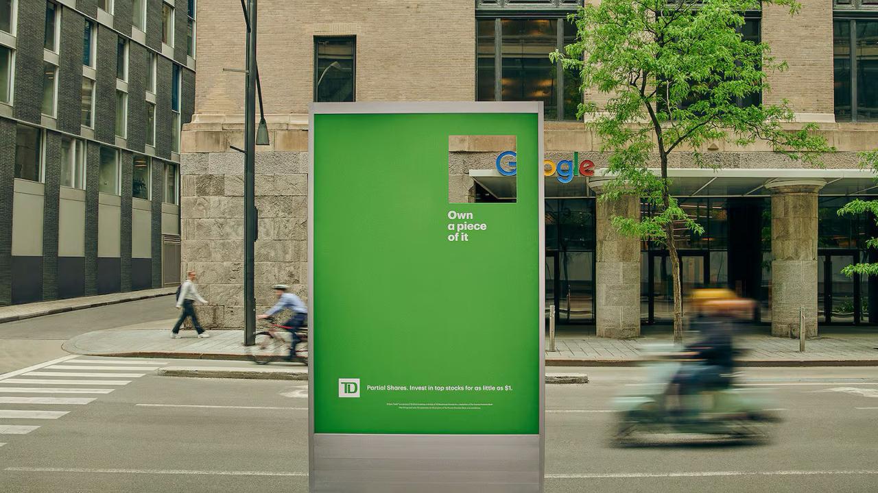Хитрый ход от канадского банка TD Bank. Они прорезали окошки на билбордах напротив известных брендов — McDonald's, Apple, Nike, Starbucks | Сетка — социальная сеть от hh.ru